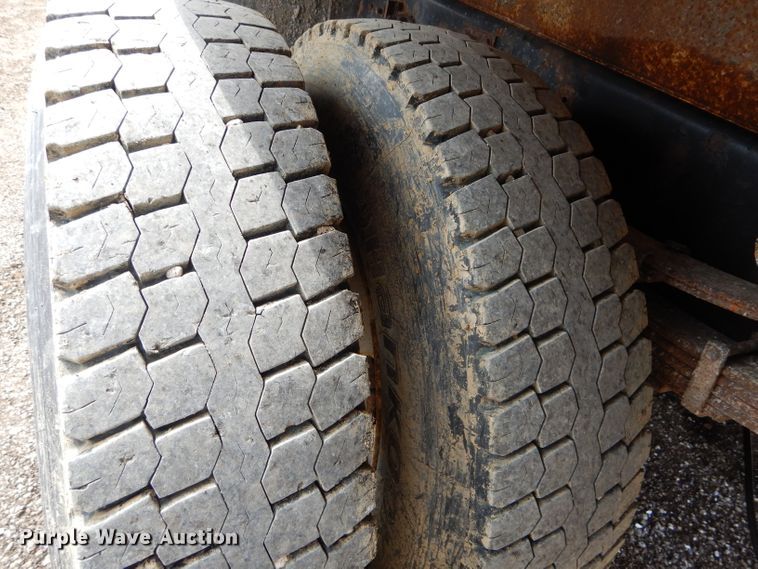 image for item DF3049 2002 International 4900 dump truck