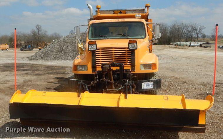 image for item DF3050 2002 International 4900 dump truck