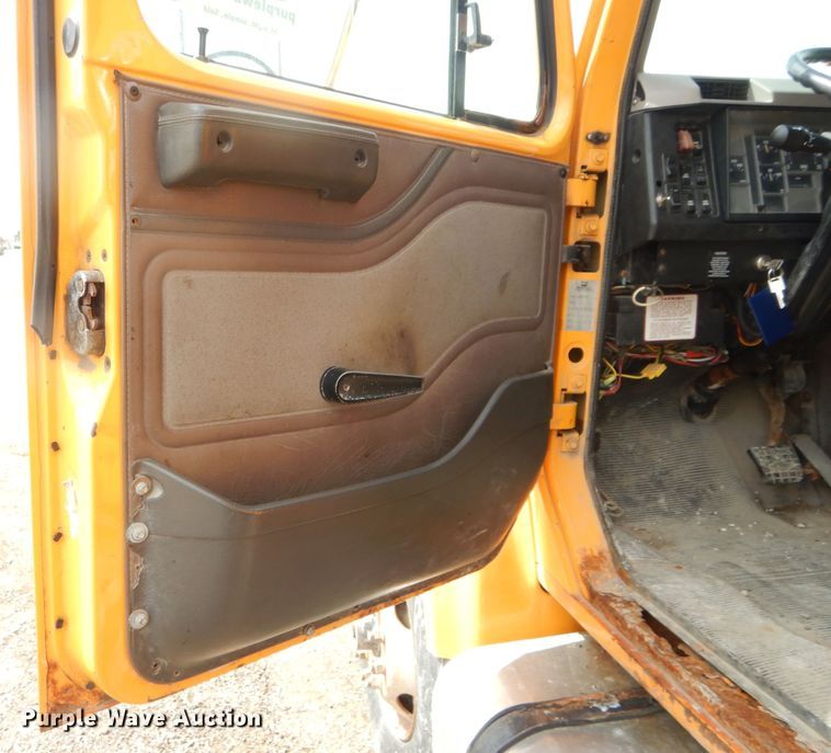 image for item DF3050 2002 International 4900 dump truck