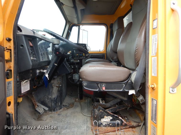 image for item DF3050 2002 International 4900 dump truck