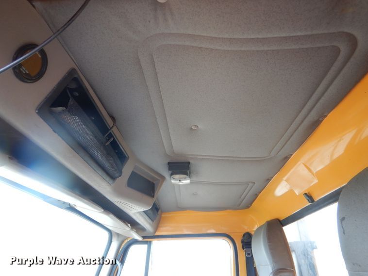 image for item DF3050 2002 International 4900 dump truck