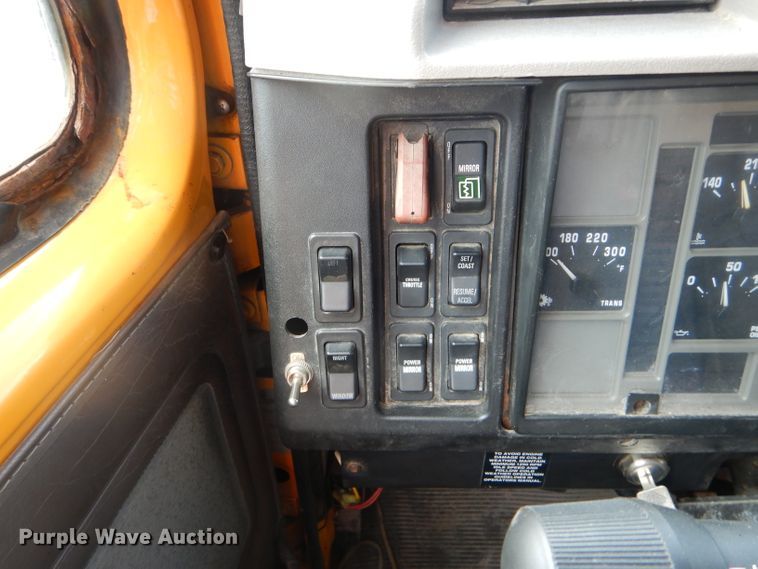 image for item DF3050 2002 International 4900 dump truck