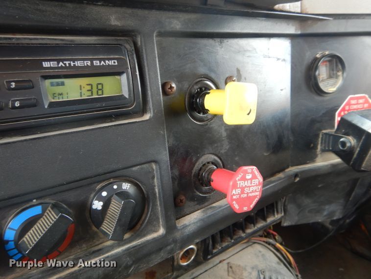 image for item DF3050 2002 International 4900 dump truck