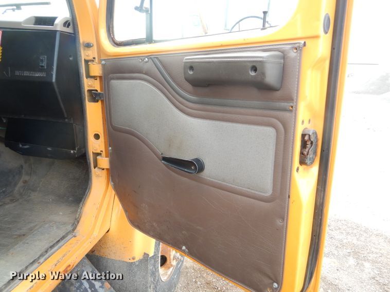 image for item DF3050 2002 International 4900 dump truck