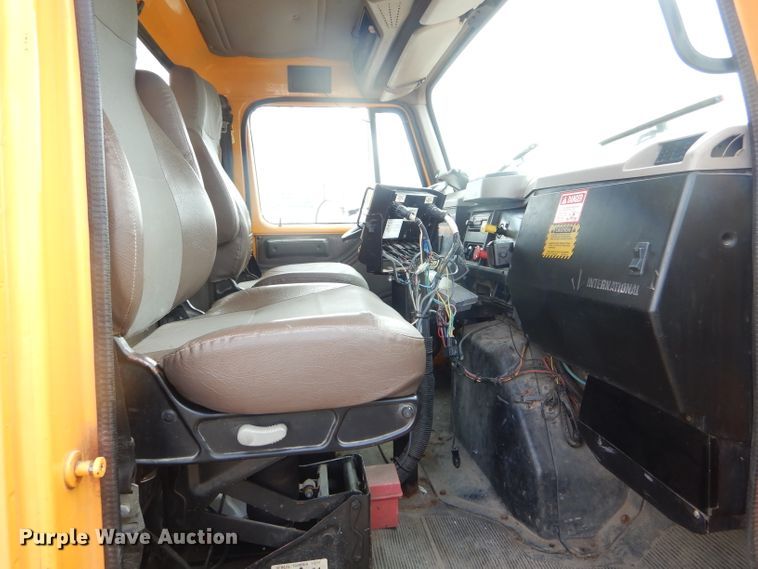 image for item DF3050 2002 International 4900 dump truck