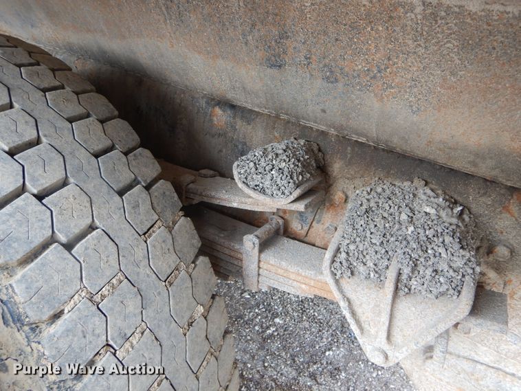 image for item DF3050 2002 International 4900 dump truck