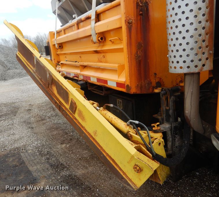 image for item DF3050 2002 International 4900 dump truck