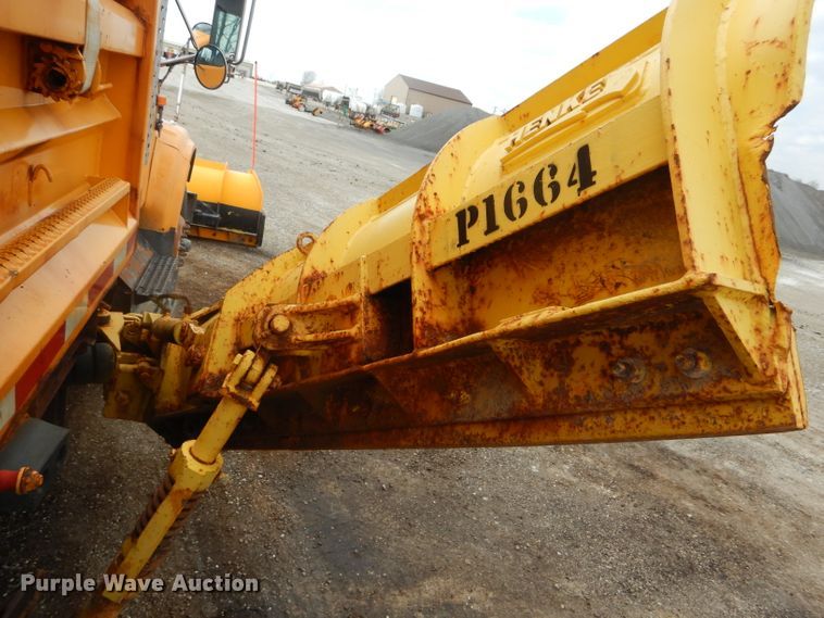 image for item DF3050 2002 International 4900 dump truck