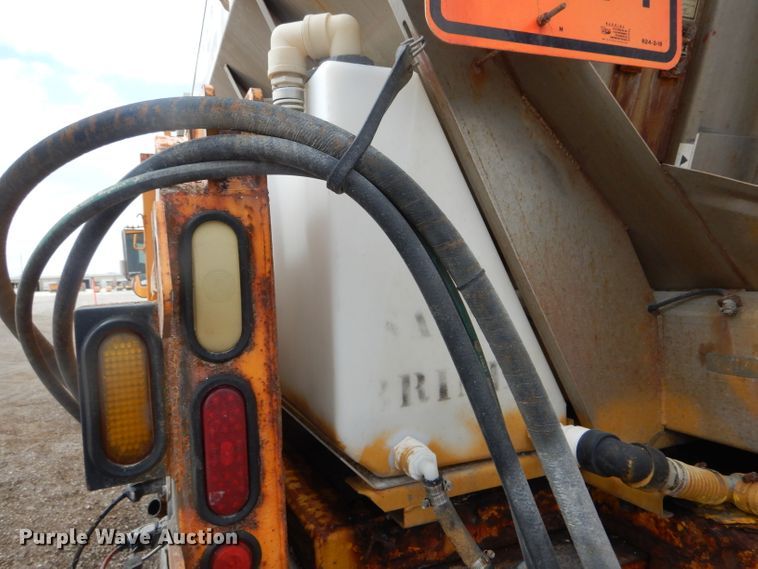 image for item DF3050 2002 International 4900 dump truck