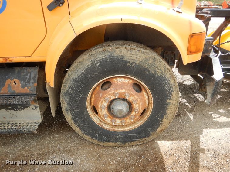 image for item DF3050 2002 International 4900 dump truck