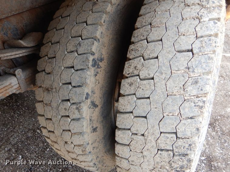 image for item DF3050 2002 International 4900 dump truck