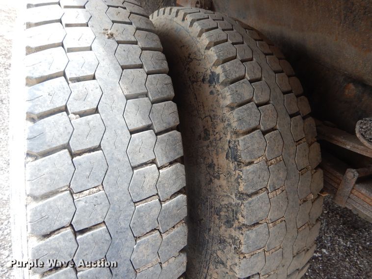 image for item DF3050 2002 International 4900 dump truck