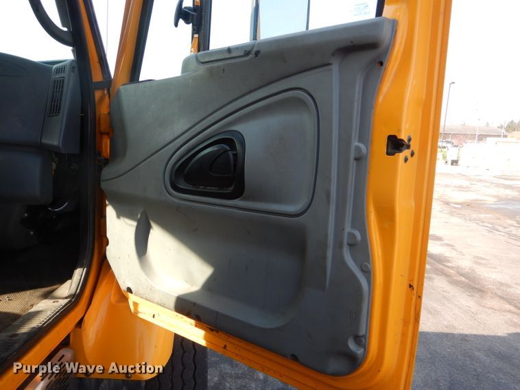 image for item DF3051 2006 International 7400 dump truck