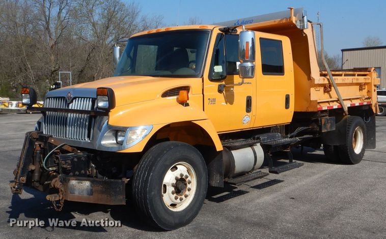 image for item DF3052 2006 International 7400 Crew Cab dump truck