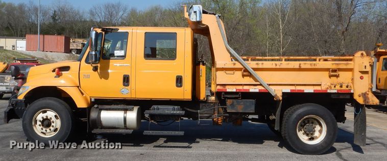 image for item DF3052 2006 International 7400 Crew Cab dump truck