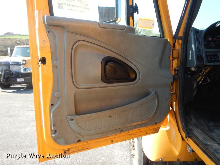 image for item DF3052 2006 International 7400 Crew Cab dump truck