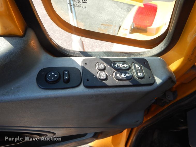 image for item DF3052 2006 International 7400 Crew Cab dump truck