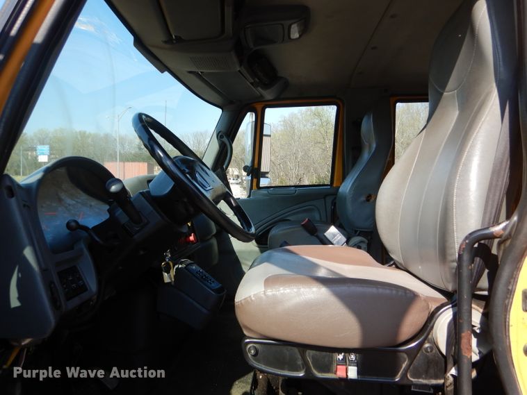 image for item DF3052 2006 International 7400 Crew Cab dump truck