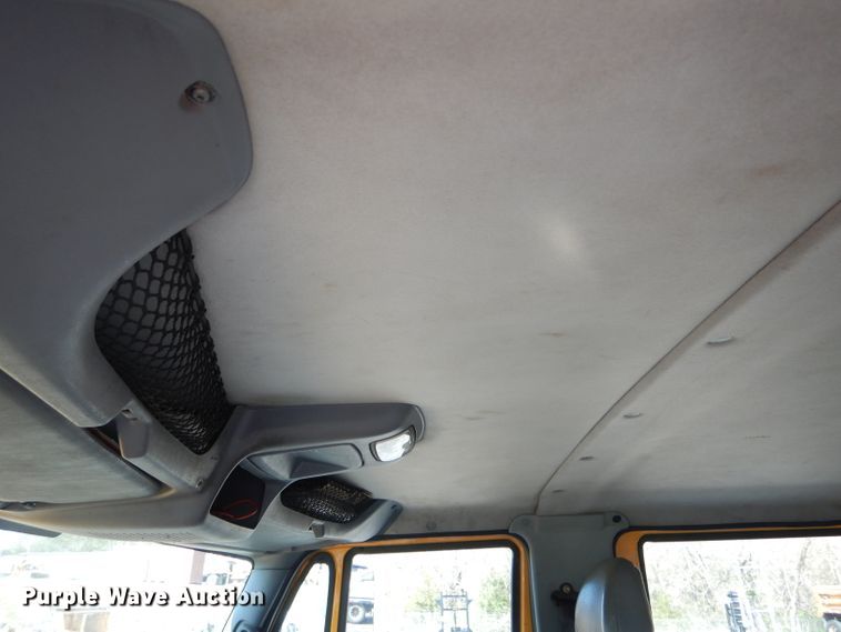 image for item DF3052 2006 International 7400 Crew Cab dump truck