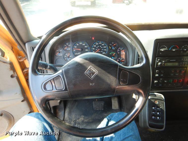 image for item DF3052 2006 International 7400 Crew Cab dump truck