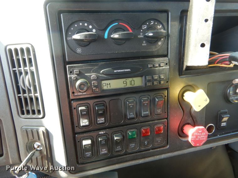 image for item DF3052 2006 International 7400 Crew Cab dump truck