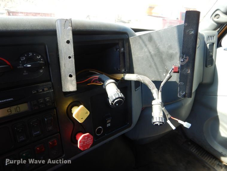 image for item DF3052 2006 International 7400 Crew Cab dump truck