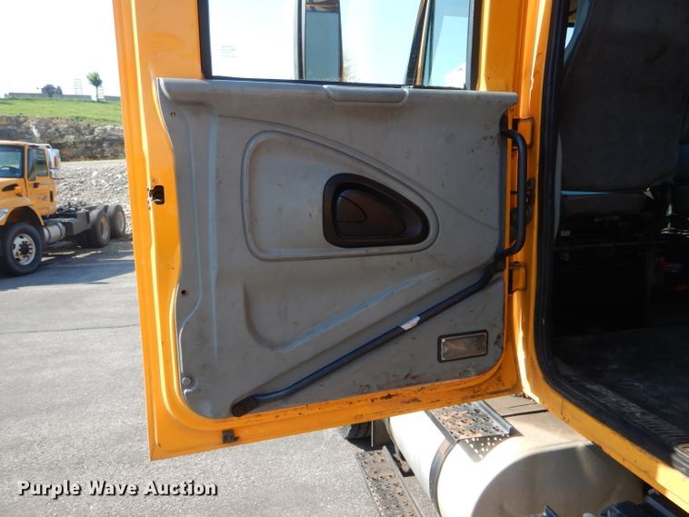 image for item DF3052 2006 International 7400 Crew Cab dump truck