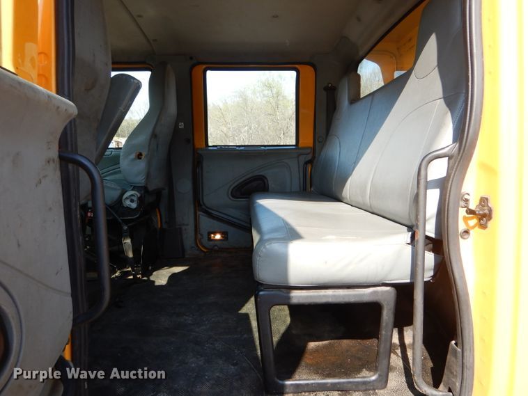 image for item DF3052 2006 International 7400 Crew Cab dump truck