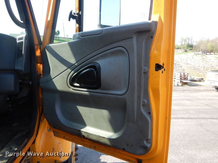 image for item DF3052 2006 International 7400 Crew Cab dump truck