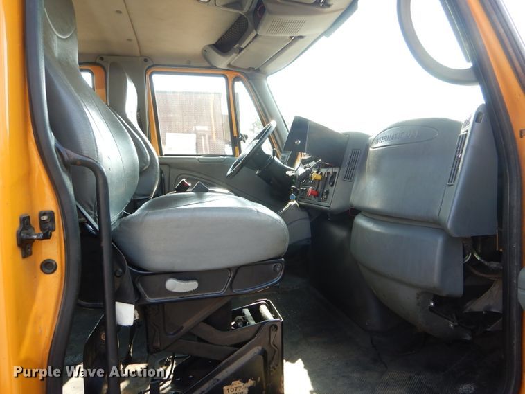 image for item DF3052 2006 International 7400 Crew Cab dump truck