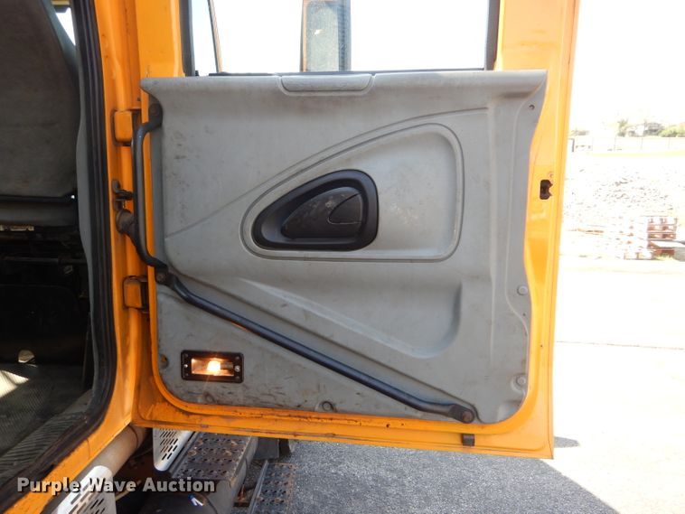 image for item DF3052 2006 International 7400 Crew Cab dump truck