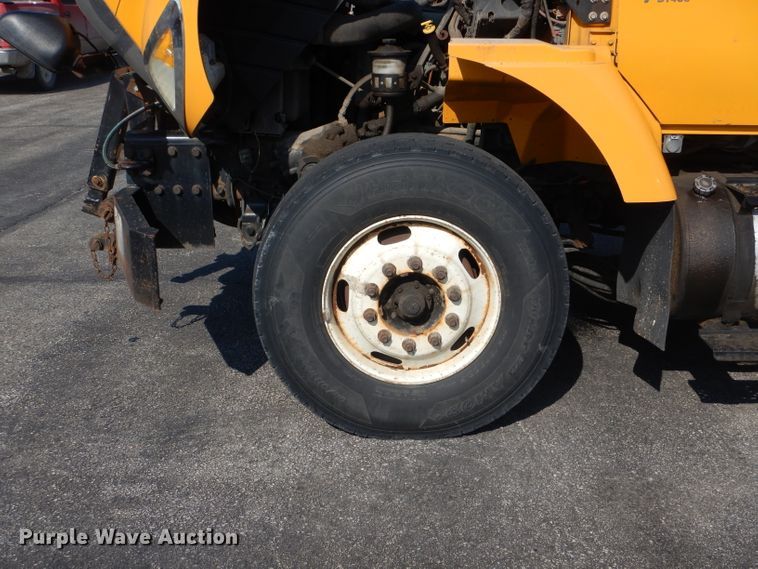 image for item DF3052 2006 International 7400 Crew Cab dump truck