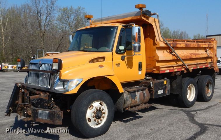 image for item DF3053 2004 International 7400 dump truck