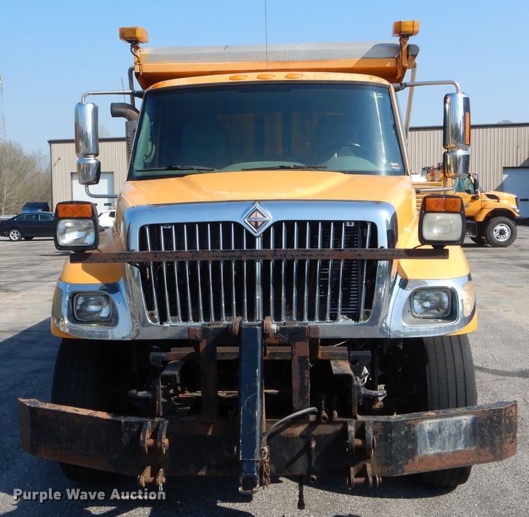 image for item DF3053 2004 International 7400 dump truck