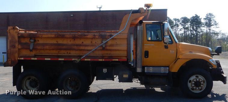 image for item DF3053 2004 International 7400 dump truck