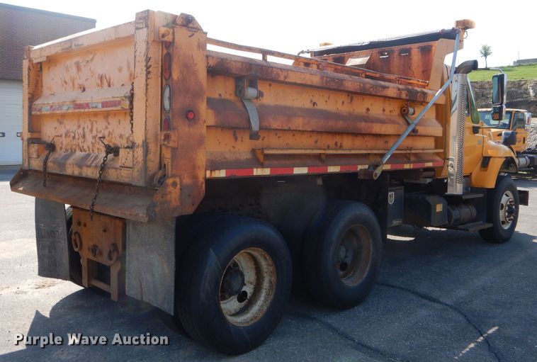 image for item DF3053 2004 International 7400 dump truck