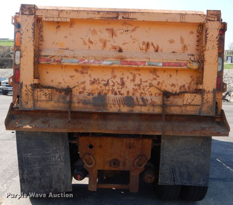 image for item DF3053 2004 International 7400 dump truck