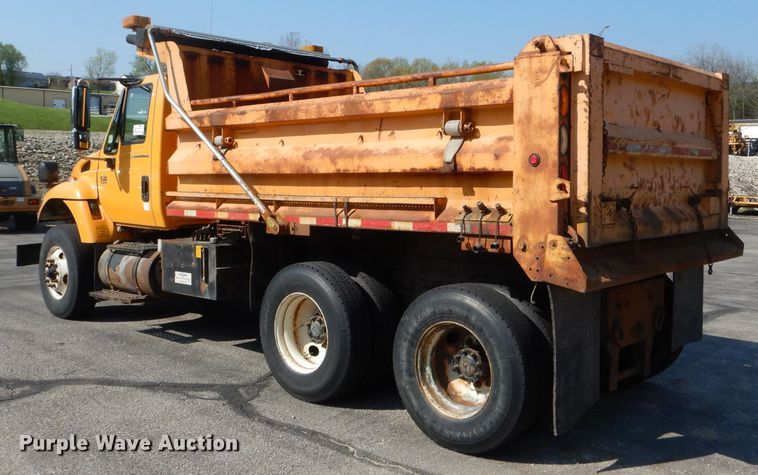 image for item DF3053 2004 International 7400 dump truck
