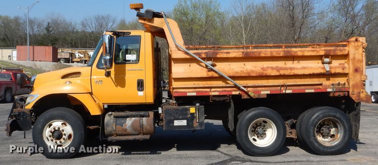 image for item DF3053 2004 International 7400 dump truck