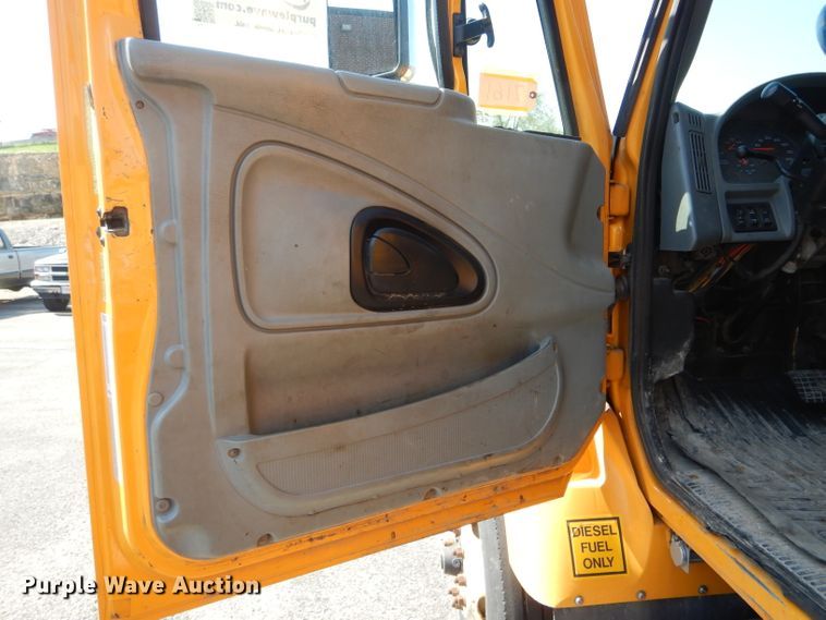 image for item DF3053 2004 International 7400 dump truck