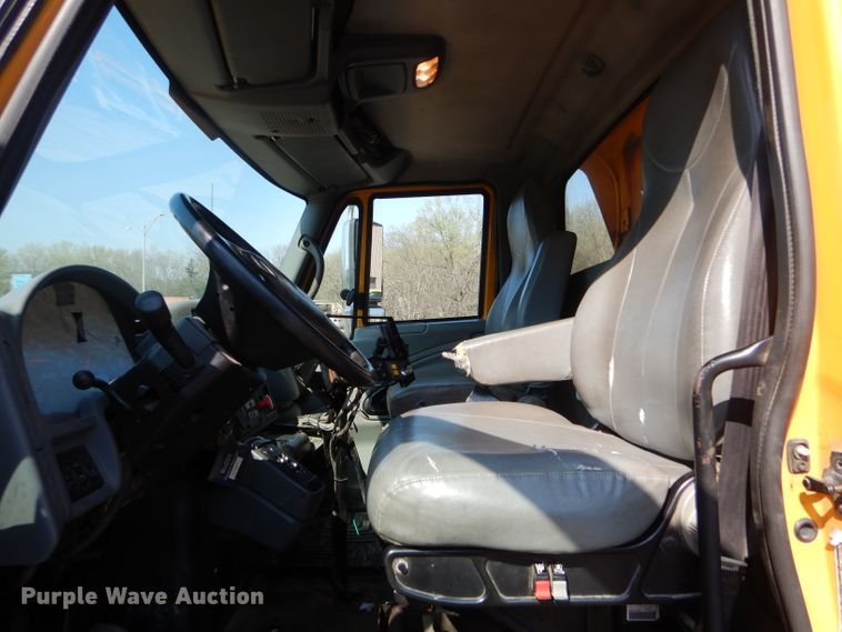 image for item DF3053 2004 International 7400 dump truck