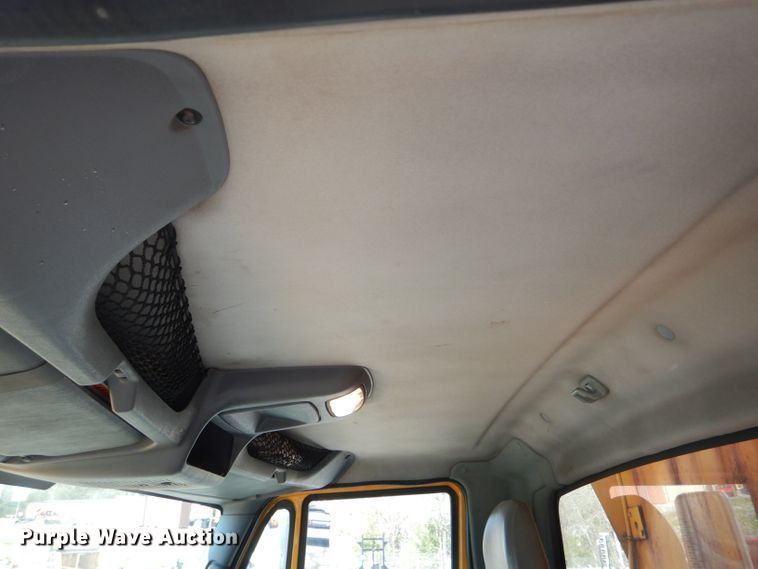 image for item DF3053 2004 International 7400 dump truck