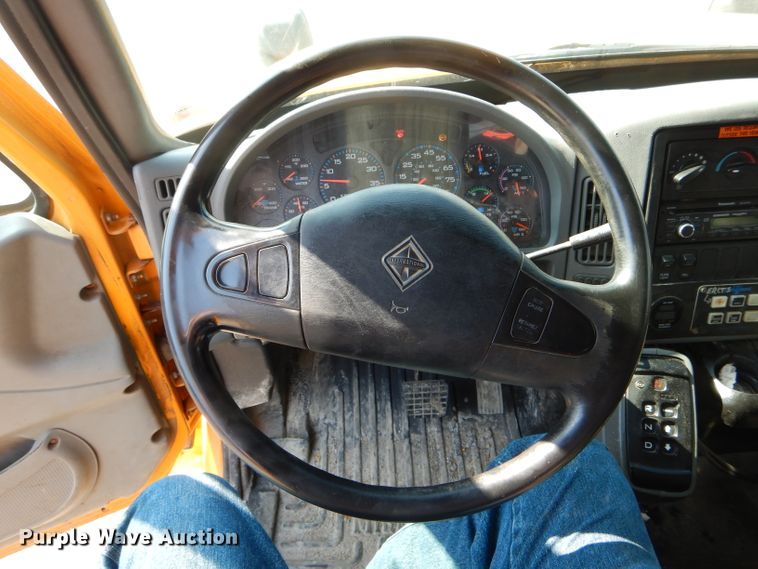 image for item DF3053 2004 International 7400 dump truck