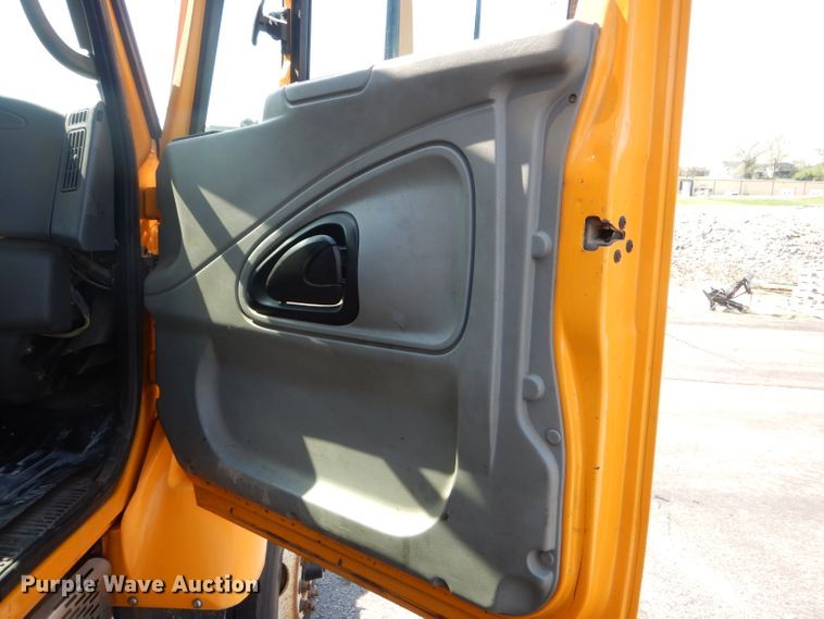 image for item DF3053 2004 International 7400 dump truck