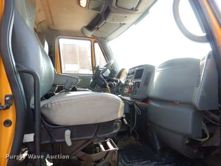 image for item DF3053 2004 International 7400 dump truck