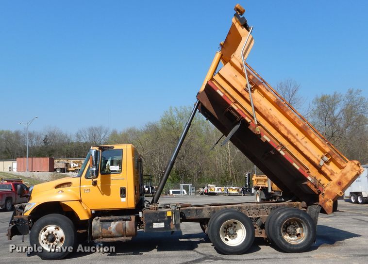 image for item DF3053 2004 International 7400 dump truck