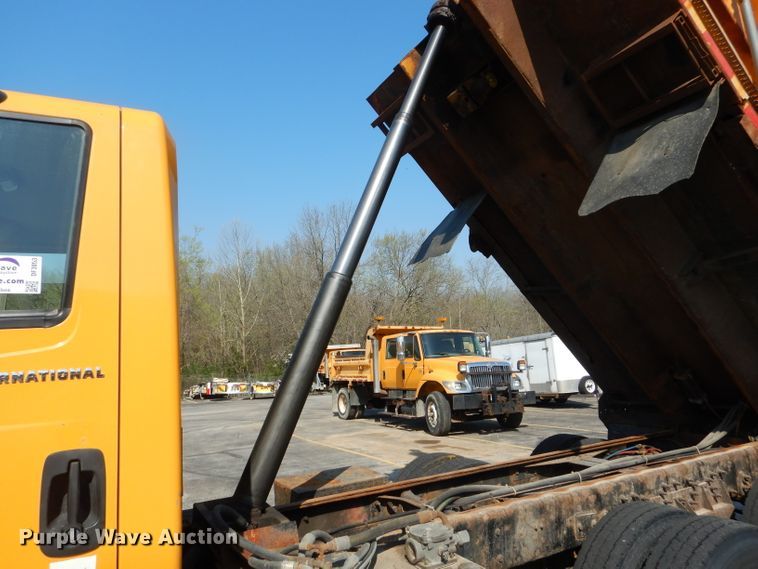 image for item DF3053 2004 International 7400 dump truck