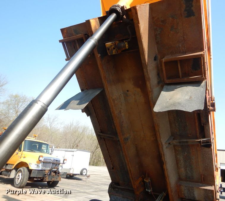 image for item DF3053 2004 International 7400 dump truck