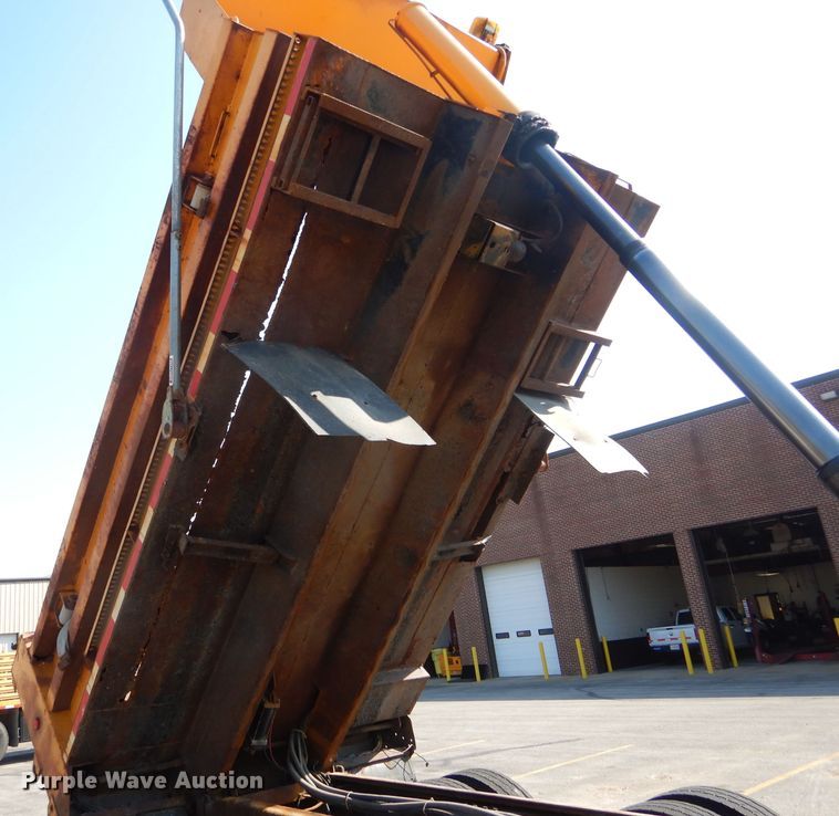 image for item DF3053 2004 International 7400 dump truck