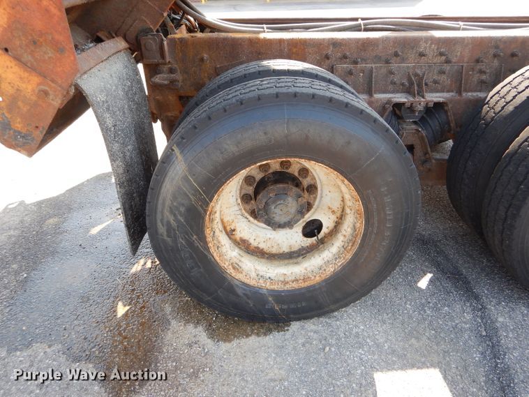 image for item DF3053 2004 International 7400 dump truck